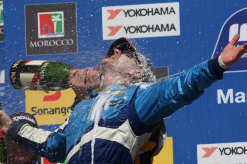 Nicola Larini geniet van de champagne